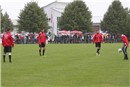 In der Halbzeitpause lockerten sich die Buckenhofer Auswechselspieler lässig auf.