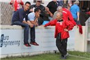 Man kennt sich. Hier sind Bambergs Co-Trainer Bernd Eigner, Bruck Co-Trainer Tomáš Galásek und Trainerlegende Karsten Wettberg im Gespräch.