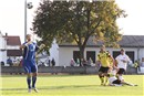 Da kann er nur hinterher schauen. Der Freistoß von Daniel Felgenhauer landet genau am Tordreieck.