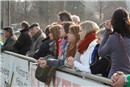 Schöne Aussichten: Am Rande der Bande verfolgten einige weibliche Fans das Pegnitzgrundderby zwischen dem SK Lauf und dem ASV Pegnitz.