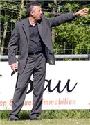 Der italienische Dirigent an der Seitenlinie: Baiersdorfs Coach Ennzo Penna.