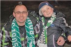 Fans der Grün-Weißen, die mit einem Schal einer Prager Traditionsmannschaft im Stadion waren