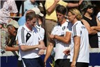 Man kennt sich. Brucks Trainerteam Normann Wagner und Tobias 
Fuchs (rechts) kurz vor dem Spiel im Gespräch mit Hendrik Baumgart (Mitte).
