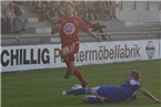 Yannic Zinke (re.) vom VFL Frohnlach klärt den Ball gegen Franz Petzold.