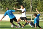 Der, der mit den Cadolzburgern tanzt: Erman Elibol gegen Yannick Loos (Nummer 6) und Stefan Lauermann.