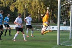 Am Keeper Bernhard Lehnert, aber auch am Kasten, geht dieser Freistoß vorbei.