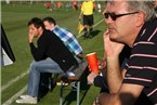 Forchheims Trainer Michael Hutzler (vorne auf der Bank sitzend) und einige Forchheimer Zuschauer dahinter hatten während des Spiels einige Sorgenfalten.