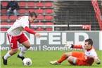 SV Keeper Maximillian Schmidt ist schnell am Boden und kann den Bewegungen von Frank Wirsching folgen.