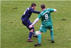 Jannik Schmidt (li.) vom VFL Frohnlach konnte den Ball gerade noch vor Christian März klären.