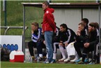 Norman Wagner, der Coach vom FSV Erlangen Bruck, verfolgt das Spiel entspannt vom Spielfeldrand.