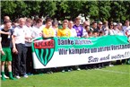 Nach dem Spiel versuchte der halbe FC 05, um Vorstand Markus Wolf zu kämpfen.