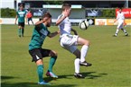 Fabian Baumüller (Pettstadt, re.) stoppt den Ball vor Felix Straßberger (Kitzingen).