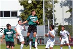 Stürmer Daniel Endres (Kitzingen, mi.) scheint beim Kopfball in der Luft zu stehen.