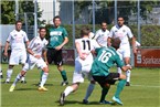 Fabian Baumüller (Pettstadt, Nr. 11) schirmt Felix Straßberger (Kitzingen) vom Ball ab.