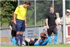 Referee Florian Ehwald erkundigt sich bei Florian Späth nach seinem Gesundheitszustand.