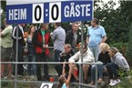 Der Pegnitzer Stadionsprecher Hans Mösch (mit Mikrofon) konnte beim Oberfranken-Derby zwischen dem ASV Pegnitz und dem ASV Hollfeld kein einziges Tor vermelden.