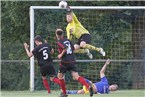 Keeper Heinlein klärt spektakulär den Ball.