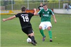 André Schmitt (Sand, re.) spielt den Ball vor dem angreifenden Daniel Endres (Kitzingen). 