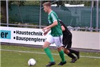 Dominic Leim (Sand, vo.) behauptet den Ball vor einem Kitzinger Gegenspieler. 