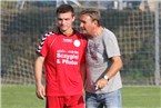 Schweinfurts Trainer Thomas Freund gibt hier kurz vor Beginn der zweiten Halbzeit noch einmal seinem Spieler Niklas Saal ein paar Anweisungen mit auf den Weg.