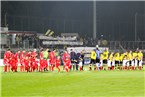 Die Spieler der Würzburger Kickers und der SpVgg Oberfranken Bayreuth begrüßen die Zuschauer.