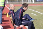 Norbert Schlegel (li.) und sein Co-Trainer Tobias Wichert in gespannter Erwartung vor dem Anpfiff.