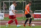 Memmelsdorfs Defensivspieler Ulrich Spies und Stefan Scharf (weiße Trikots) boten eine solide Vorstellung, auch wenn Philipp Trauts (re.) SVE am Ende drei Tore erzielte.
