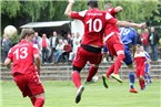 Auch Sturmtank Alexander Kossmann (Nr. 10) rauscht an der Flanke vorbei.