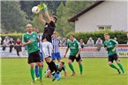 Yasin Yilmaz fischt das Leder vor Florian Gundelsheimer