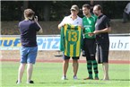 Vor dem Anstoß wurde Jeffrey Karl (2. v. re.) für sein 100. Pflichtspiel für die TG Höchberg (bereits gegen den TSV Ebensfeld) geehrt.
