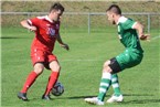 Aubstadts Daniel Leicht versucht Großbardorfs Manuel Orf auszutanzen.