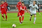 Rains Andreas Schuster (Bildmitte) gegen Schweinfurts Marino Müller.