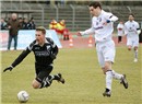 Einen überzeugenden Einstand lieferte Neuzugang Sebastian Müller (re.) im Trikot des FC Eintracht Bamberg ab. Hier bringt er seinen Kontrahenten Daniel May zu Fall.