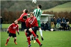 Abtswinds Daniel Hämmerlein setzt sich beim Kopfball gegen gleich vier Schwebenrieder durch.