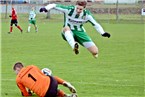 Schwebenrieds Keeper Leon Hartmann hat den Ball vor dem über ihn hüpfenden Abtswinder Nicolas Wirsching.