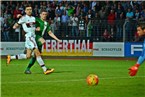 Das 3:1 für Schweinfurt: Münchens Milos Pantovic kann Steffen Krautschneider nicht am Schuss hindern, Bayern-Keeper Andreas Rößl schaut alt aus.

