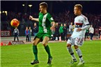 Schweinfurts Doppeltorschütze Steffen Krautschneider schirmt den Ball gegen Münchens Angelos Oikonomou ab.

