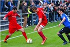 Daniele Bruno (Würzburg, Mi.) und Yunus Özdemir behaupten den Ball vor Firat Güngör.
