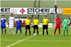 Das Schiedsrichtergespann um Referee Roman Solter bei der Begrüßung der Zuschauer.