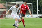 Aufgrund der hautengen Beachung durch Daniel Schardt (re.) vertändelt Tobias Seifert das Spielgerät.