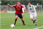 Tobias Zollnhofer (li.) blockt Jonas Hummel in dessen Vorwärtsdrang.