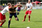 Christoph Launer (li.) mit einem der vielen Fouls an Sebastian Lux (mi.).