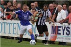 Hersbruck schob in der ersten Halbzeit gut an, so dass die Außenspieler des FC Ottensoos viel zu tun bekamen. Dominik Umbeer (li.) gegen Andreas Schmipfhauser.