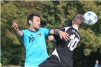 Andi Mönius behindert Sebastian Seubert beim Kopfball.