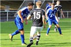 Marcel Behr (FC Schweinfurt 05 2) zwingt Benedikt Engert (TSV Kleinrinderfeld) dazu, seinen Vorstoß abzubrechen und den Ball nach hinten zu spielen.