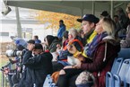 155 Zuschauer waren zur Partie in den Sportpark Eintracht gekommen. Die meisten suchten unter dem Tribünendach Schutz vor dem Dauerregen.
