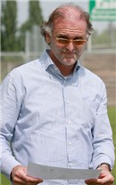Aufmerksam studiert Ex-Bundesliga-Profi Ronald „Ronny“ Borchers die Aufstellung des Gegners.