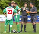 Letzte Besprechungen beim Schiedsrichterteam: Grün-weiß ist Baiersdorf, Rot-schwarz die SpVgg - alles klar!