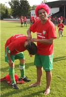 Capitano Sebastian Zeilinger und Co-Co-Capitano Stefan Pecho (hier im Bild) ließen für die Meisterschaft Haare - "Friseur" Taner Koc hatte seinen Spaß.