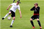 FCL-Stürmer Lukasz Jankowiak (weiß) mit technischer Brillianz gegen Bastian Full (schwarz).
